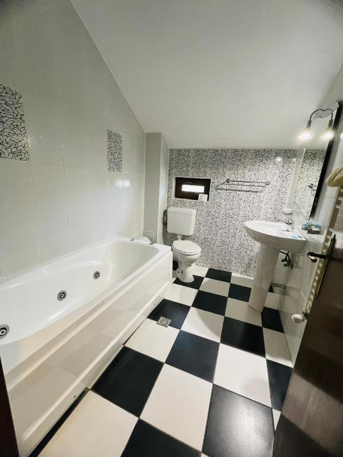 Vila Orange Hotel Navodari Bagian luar foto